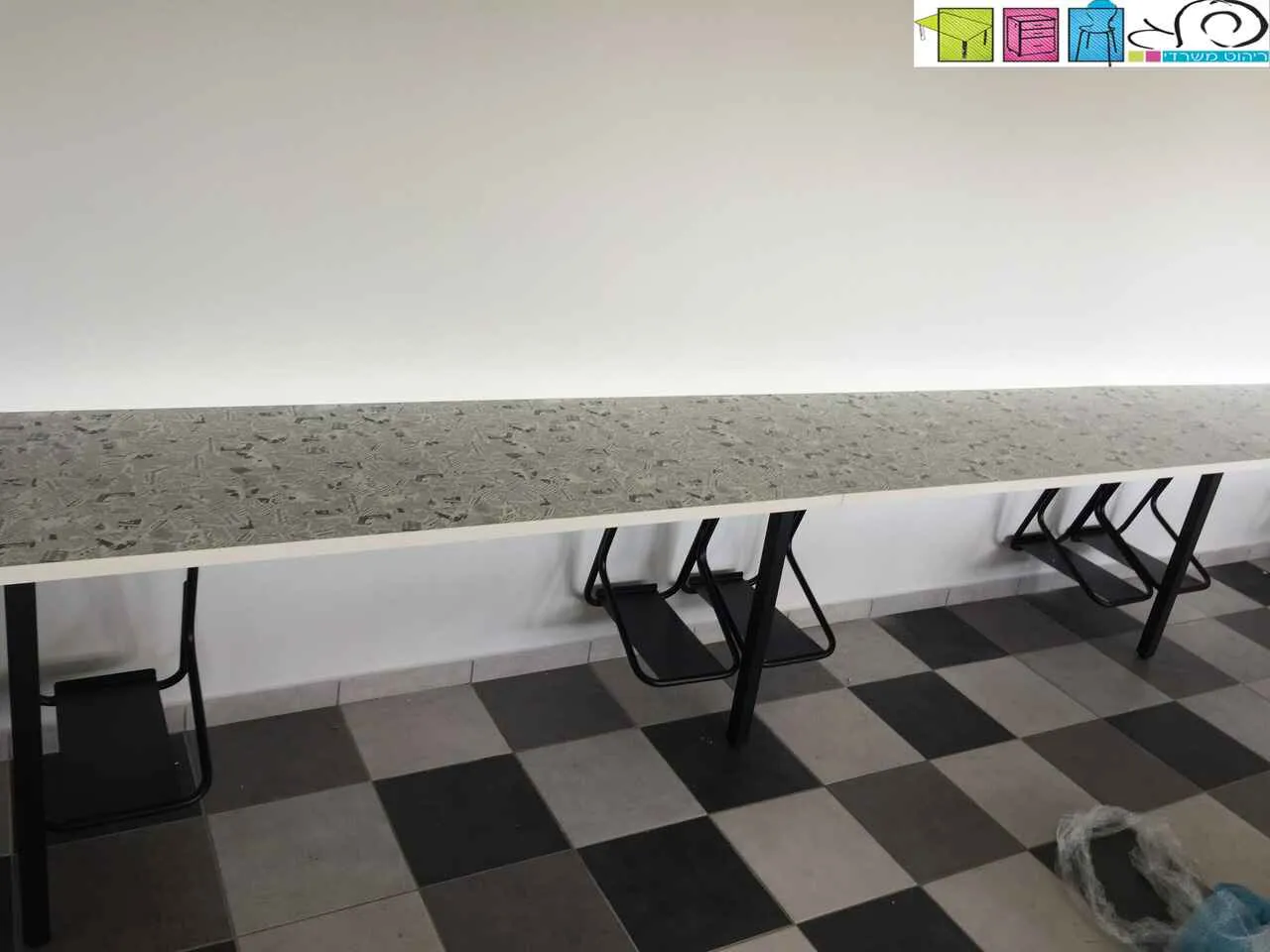 דגם שולחן מחשב