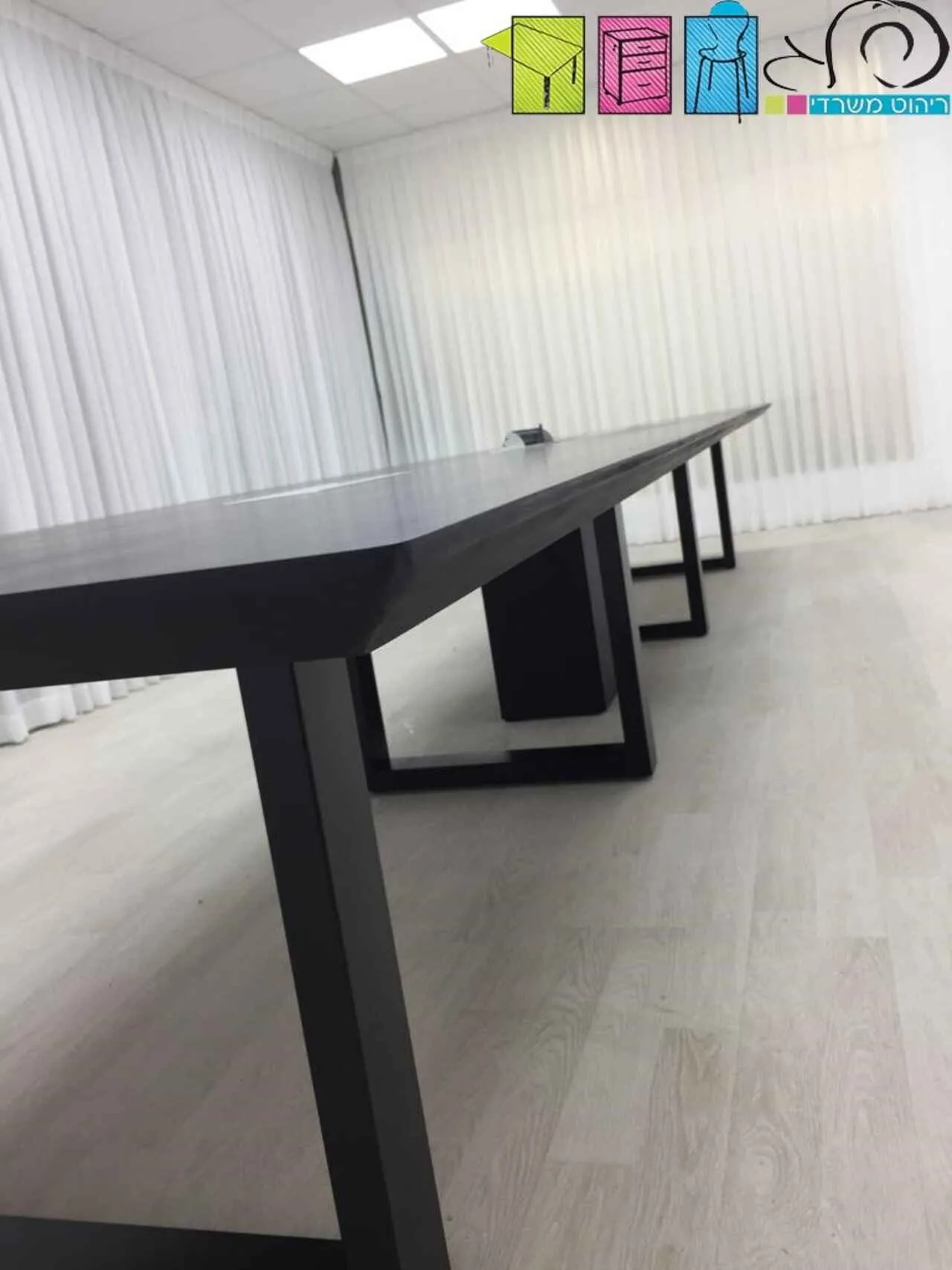 פורניר רגליי חלון 4