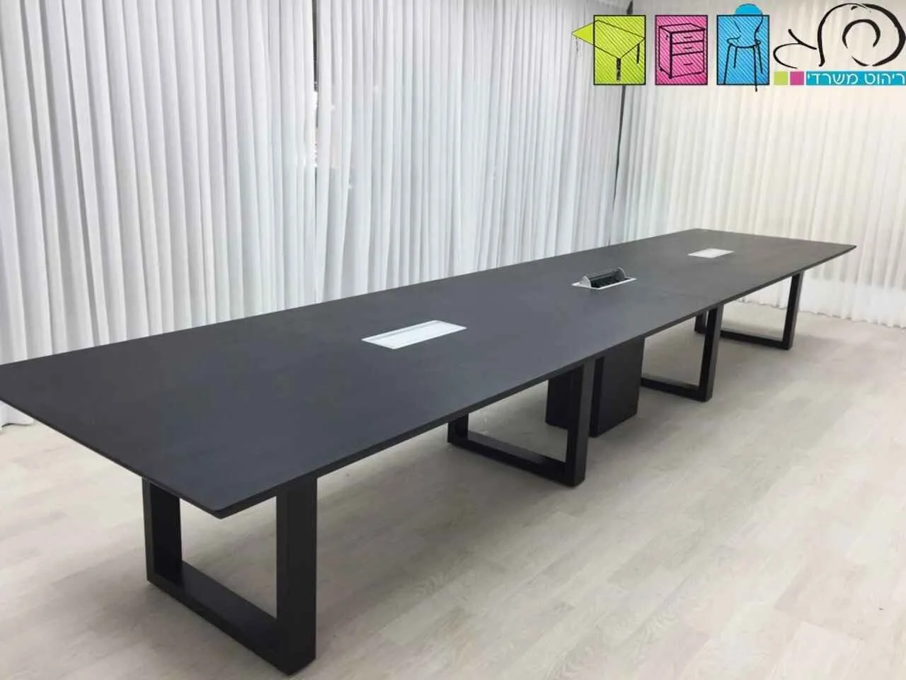 פורניר רגליי חלון