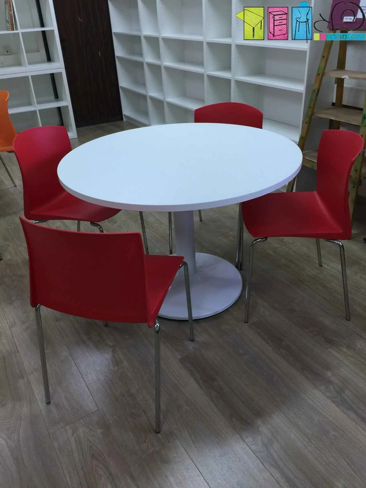 שולחן עגול רגל מתכת מרכזית