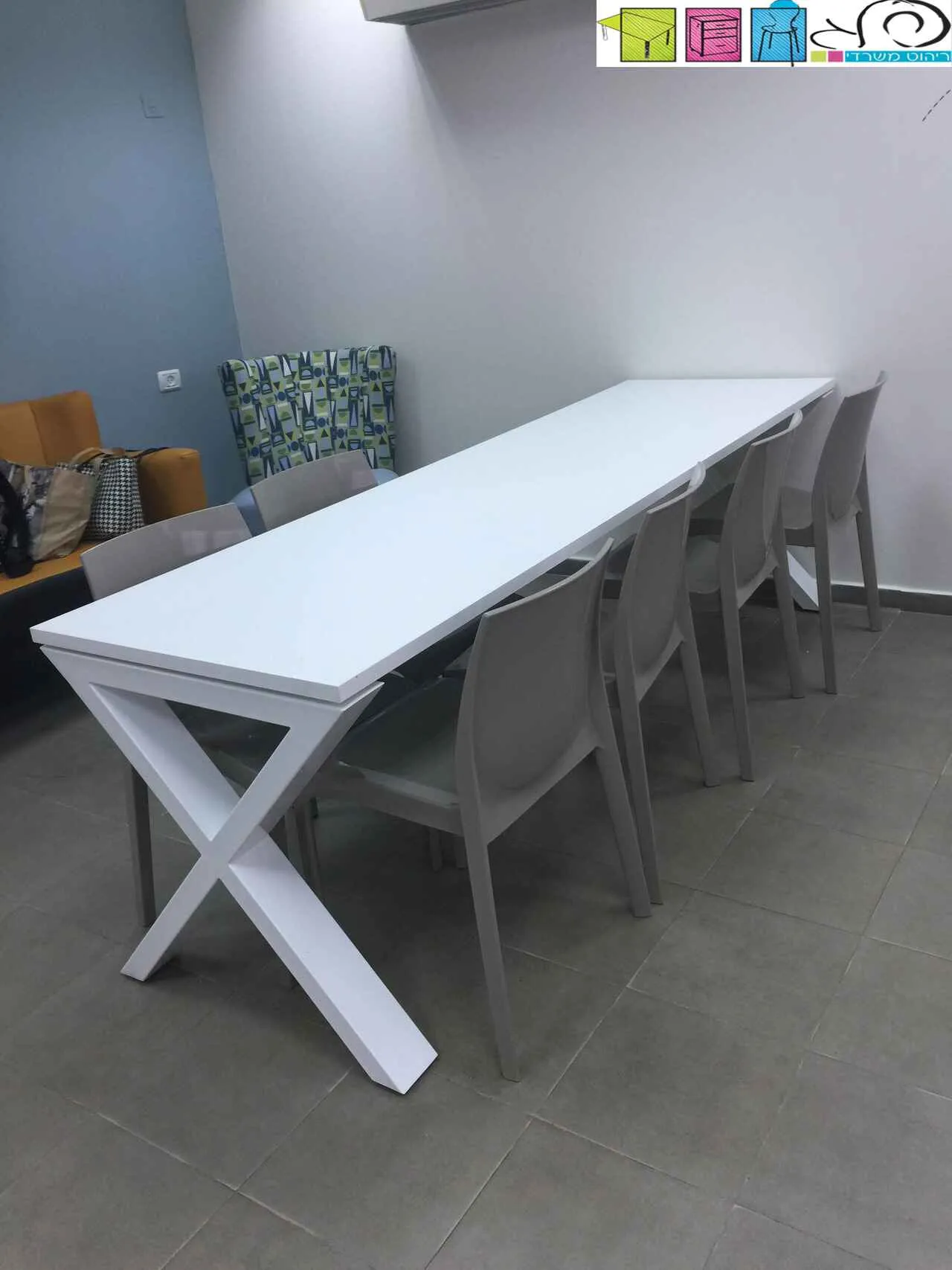 שולחן לחדר מורים