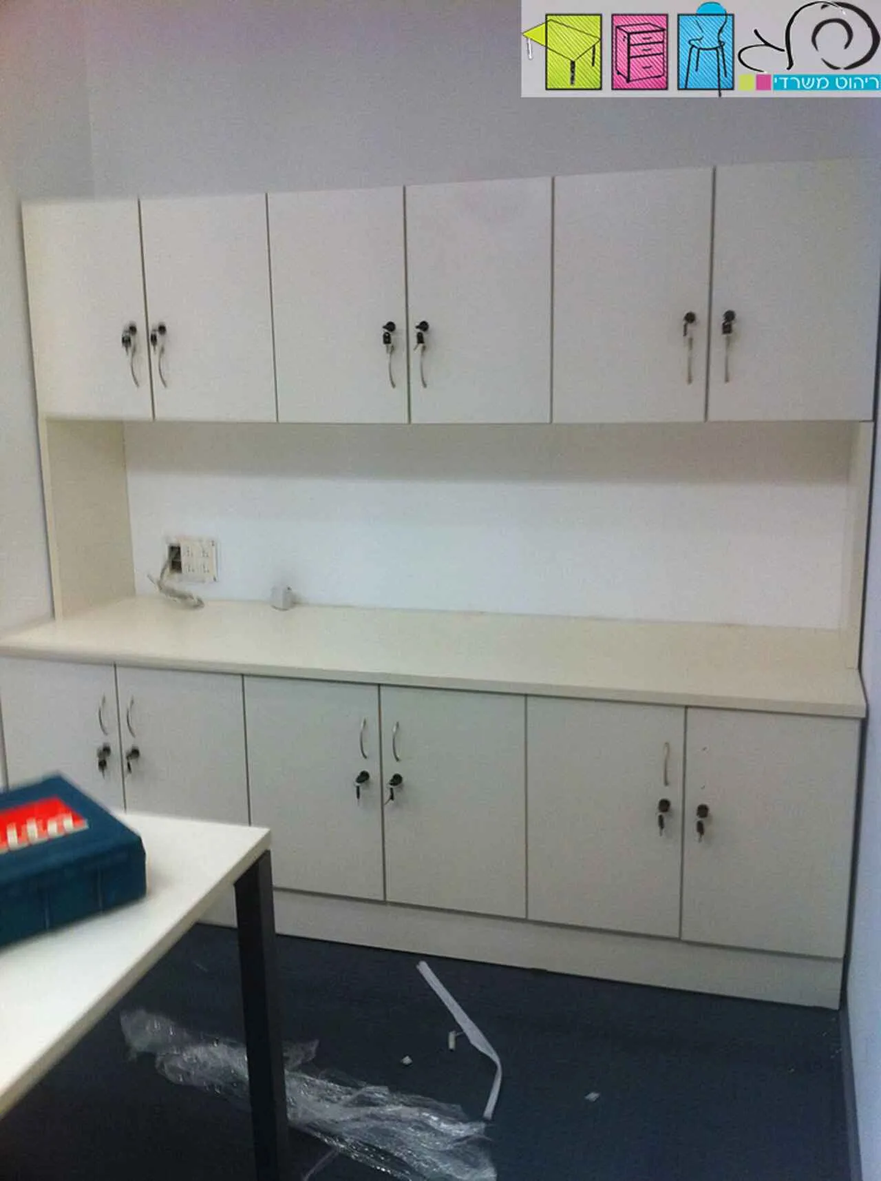 ארון לעמדת צילום ופקס