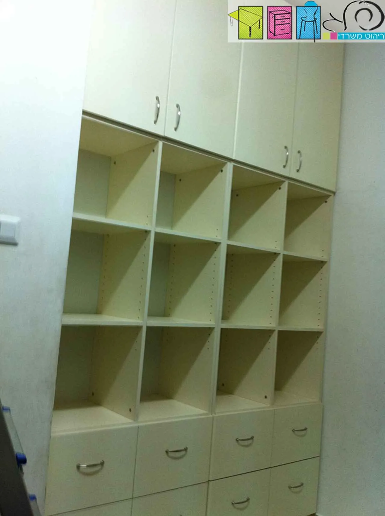 ארון משולב עם מגירות