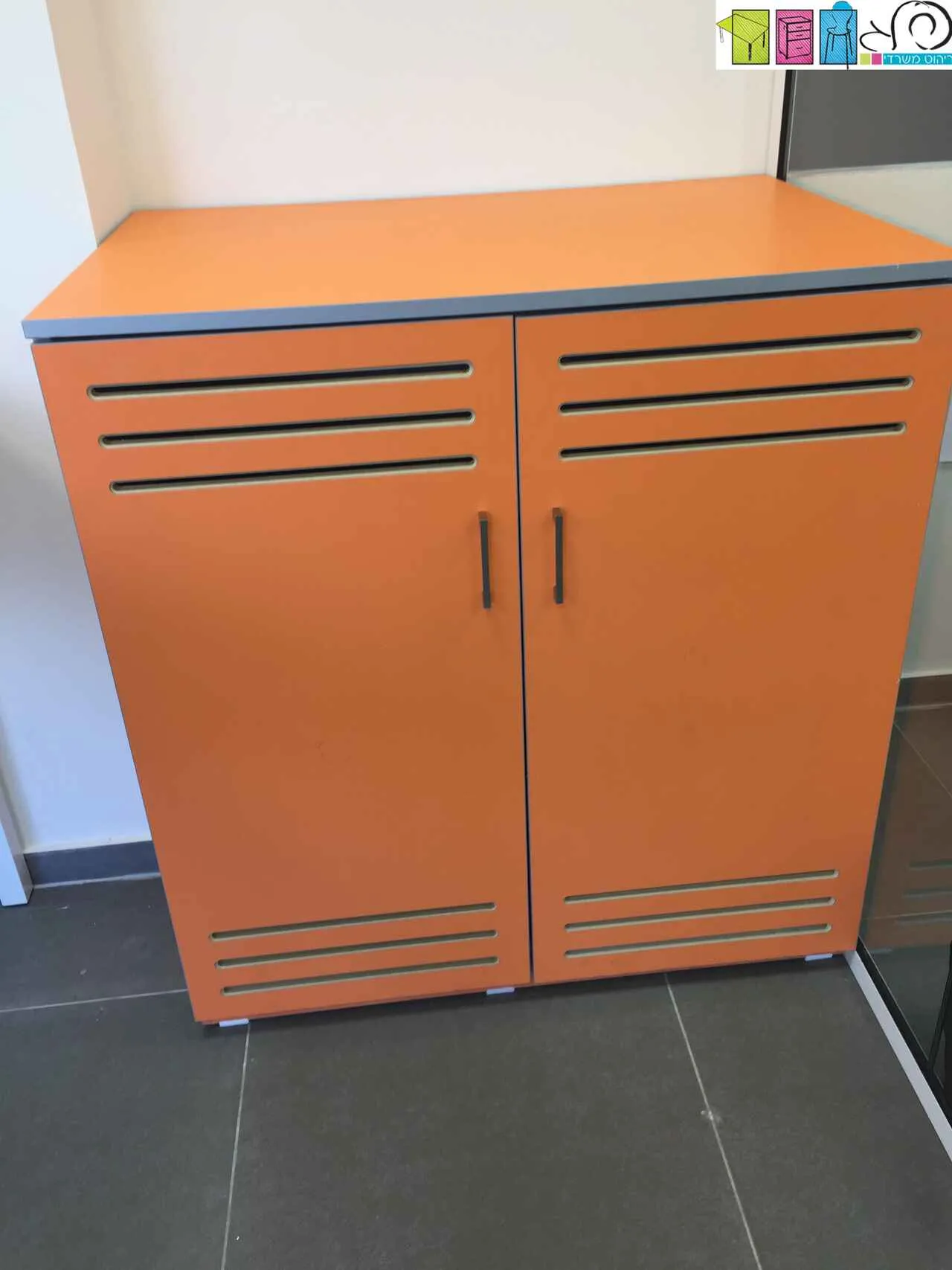 ארון עם פתחי איוורור