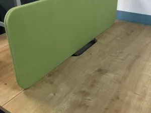 מחיצה מעל שולחן