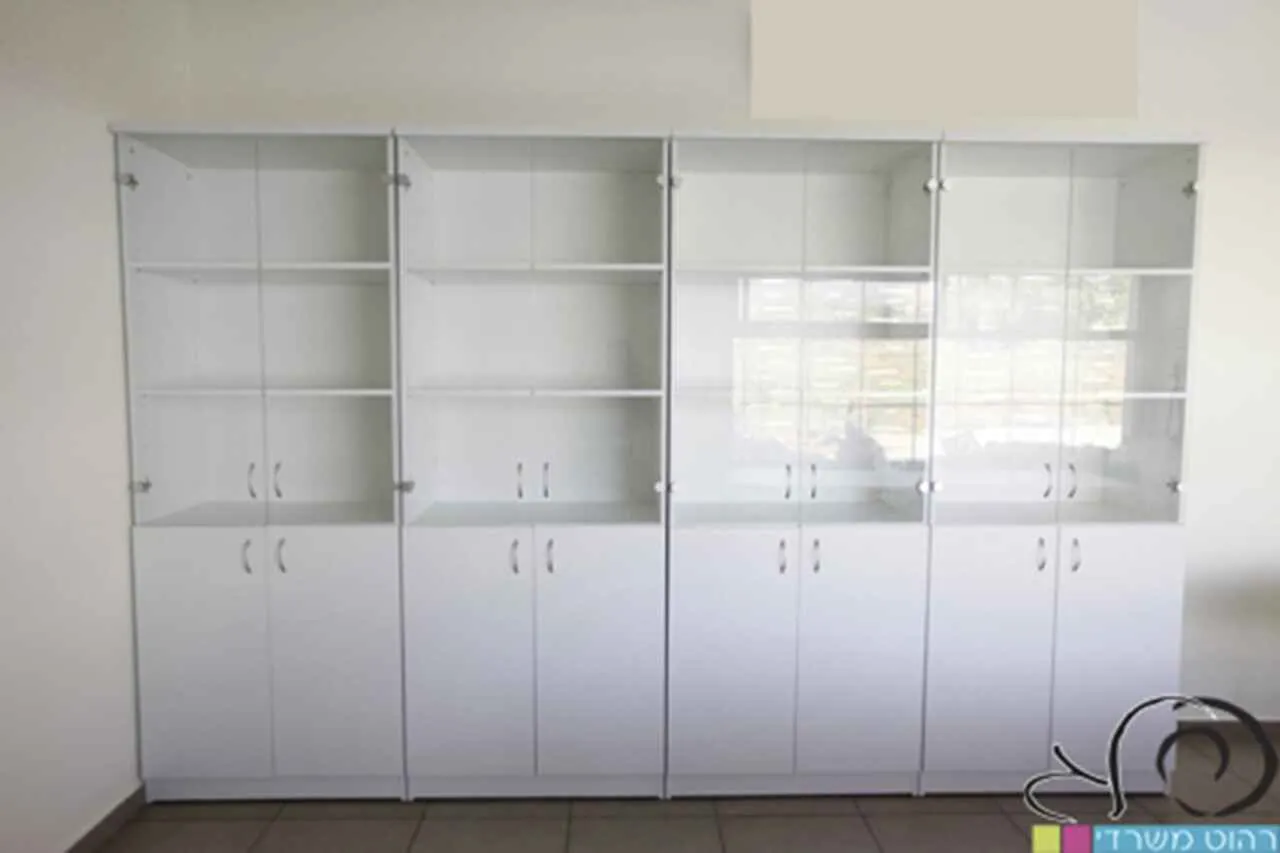 ארונות וטרינה בחדר מנהלת מתחם גני ילדים בתל אביב