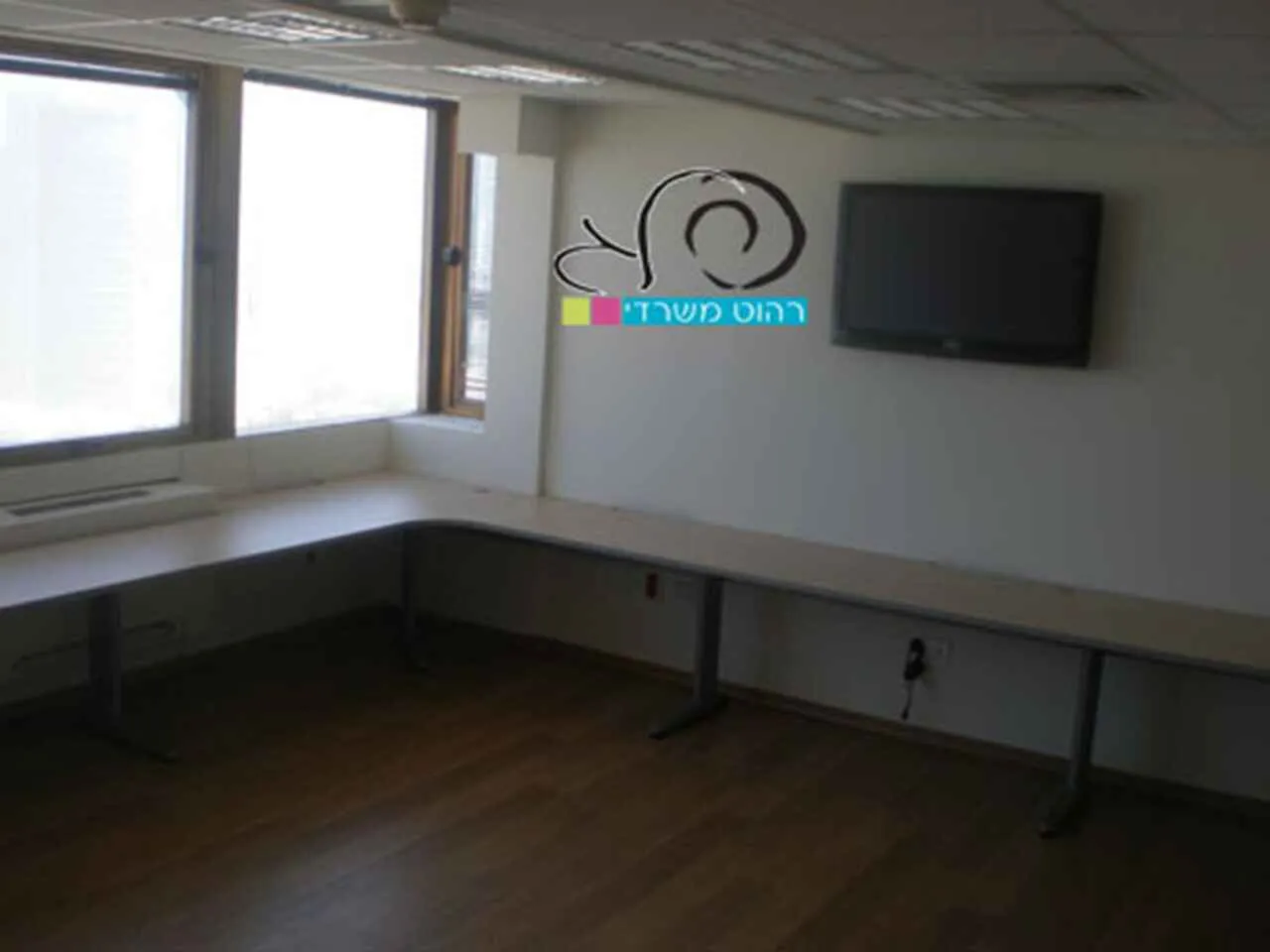 שולחנות היקפיים בבית השקעות