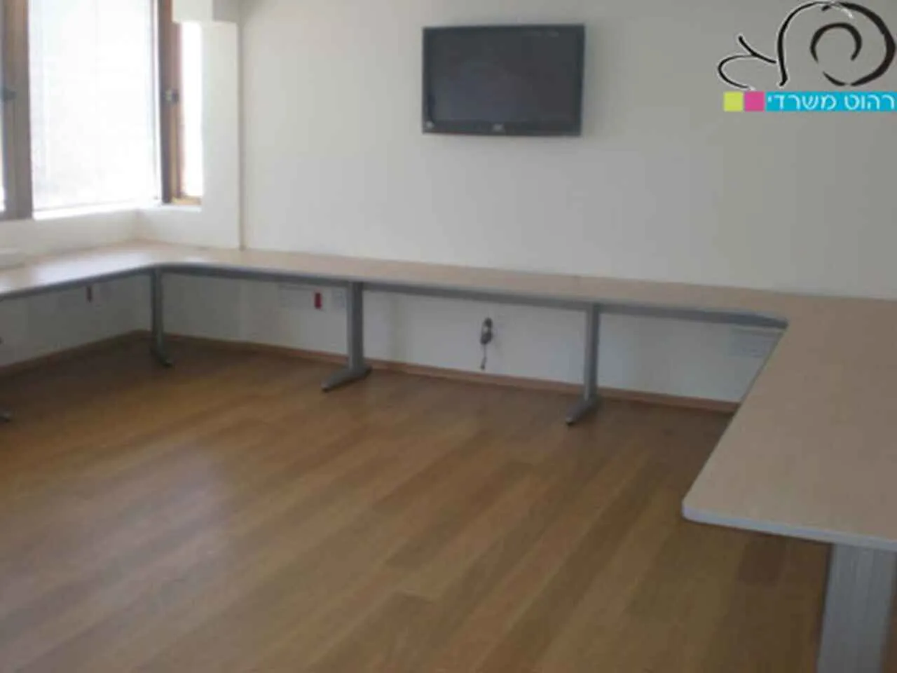 שולחן היקפי בבית השקעות